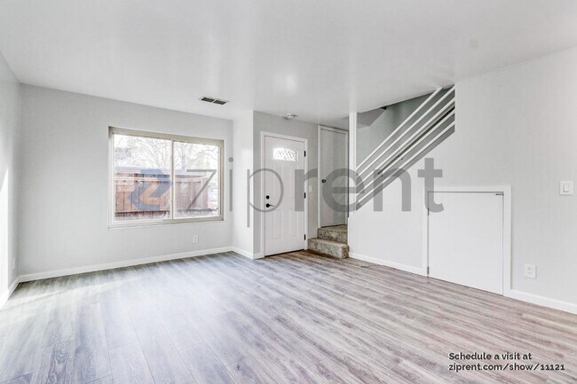 Building Photo - Unit