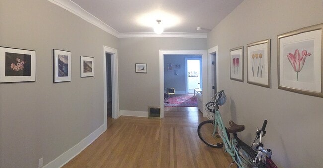 foyer extra large space - 631 N Garden St