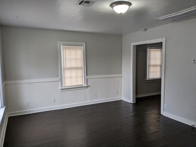 Building Photo - Great 2 Bedroom 1 Bathroom Home NW OKC!  $...