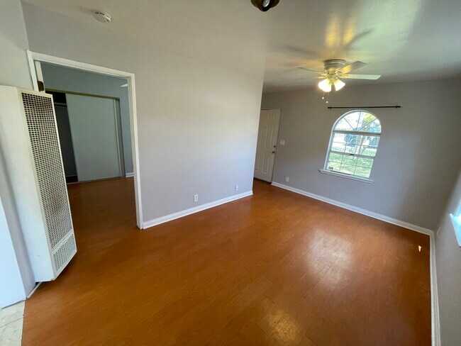 Building Photo - 624 W Altadena Dr