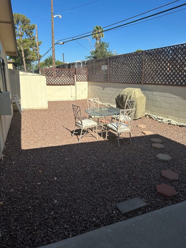 Amplio patio privado y cercado solo para este apartamento. - 862 Del Rey Dr