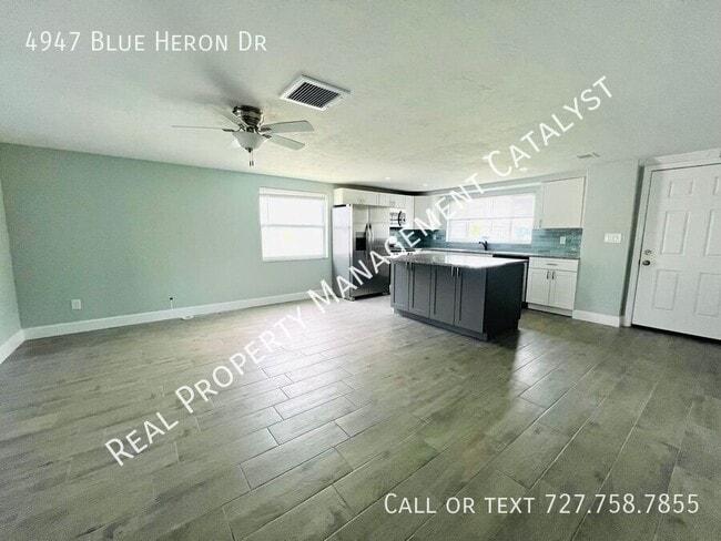 Foto del edificio - 4947 Blue Heron Dr