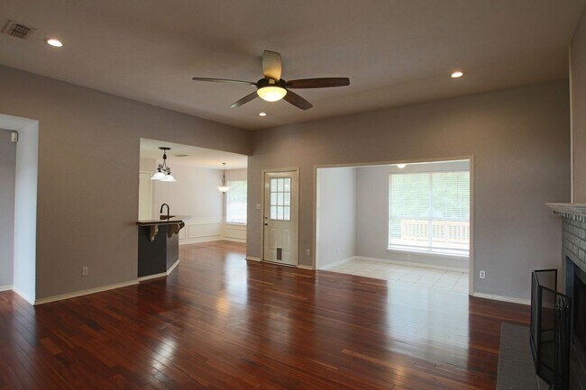 Foto del edificio - COMING SOON! Stunning 3 Bed 2 Bath Home in Lindale ISD!