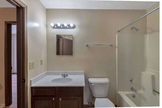 Full bath - 3180 Griggsview Ct