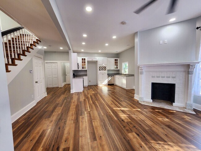 Foto del edificio - Completely Updated 4 bed 2 1/2 bath Home I...