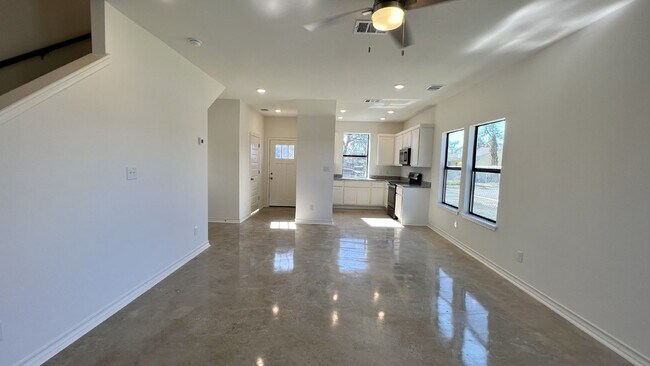 Building Photo - Modern 3 Bed Duplex with Granite Counterto...