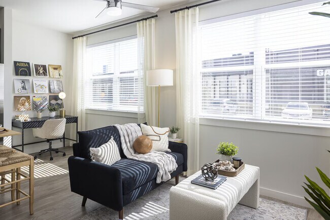 Foto del edificio - Stylish Studio Living Steps from It All – From $1,590!