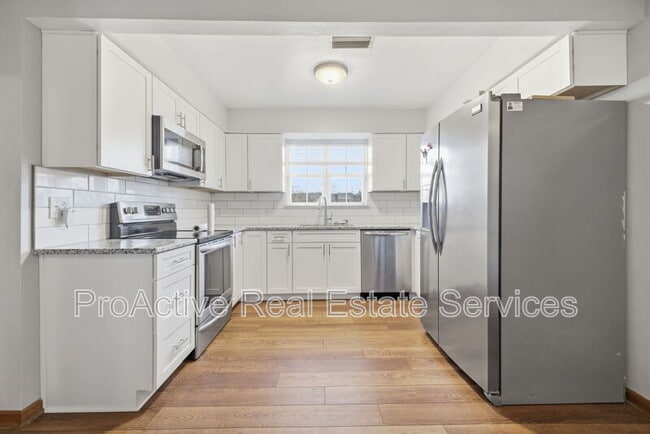 Building Photo - 815 Montrose Ct