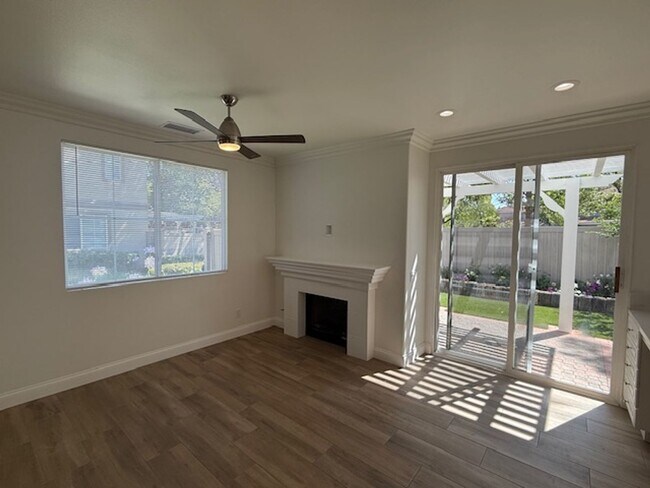 Foto del edificio - Beautiful Home near Schools & Shopping