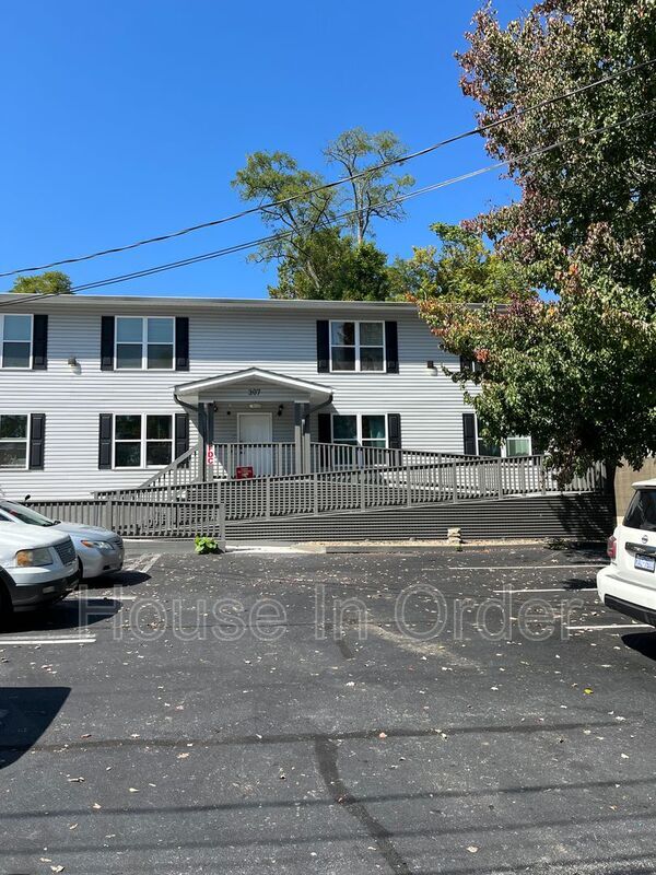 307 8th Ave E Unit 202, Hendersonville, NC 28792 Condo for Rent in