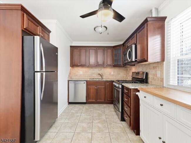 Foto del edificio - 115 Pitney Pl