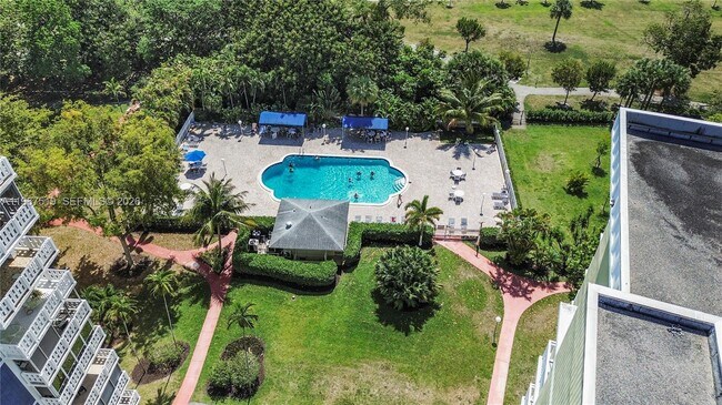 Foto del edificio - 4400 Hillcrest Dr