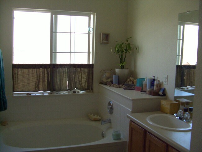 Foto del edificio - 2BR End Unit Townhome in Rock Creek