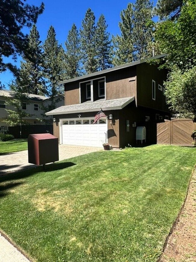 Building Photo - Lovely, fully furnished 3Bd 2.5 Ba home, pet friendly!! Call me today to inquire.