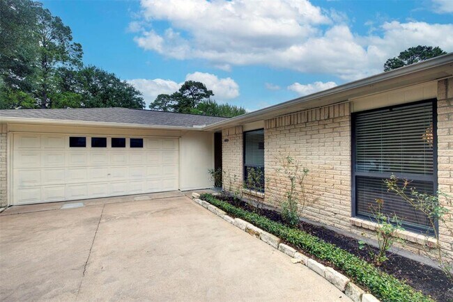 Building Photo - 17910 Navajo Trail Dr