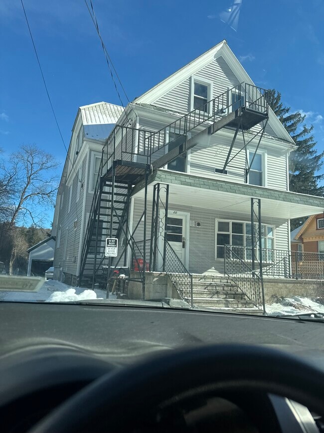 Building Photo - 86 Elm St