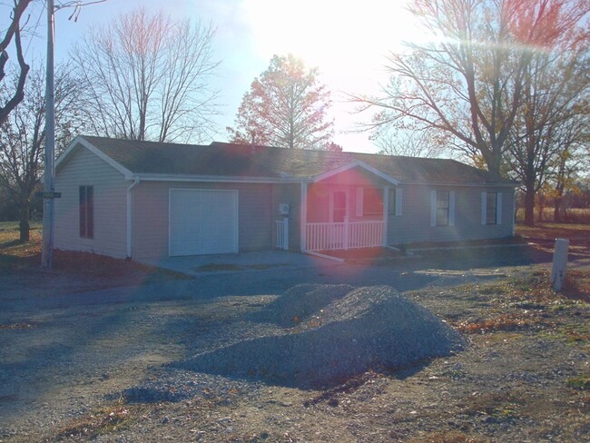 Building Photo - Large 2 Bedroom 1 Bath Farm House!