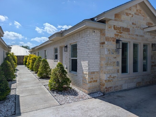 Building Photo - 1320 N McColl Rd