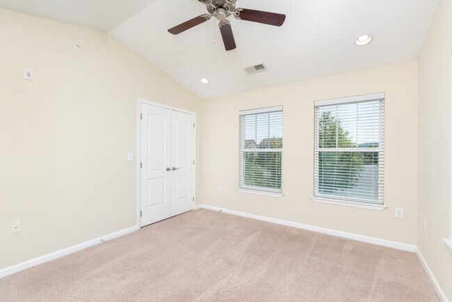 Foto del edificio - 2 Bedroom Townhouse- END UNIT - Everything You Need! Woodlands of Charlottesville *Only a $500 de...