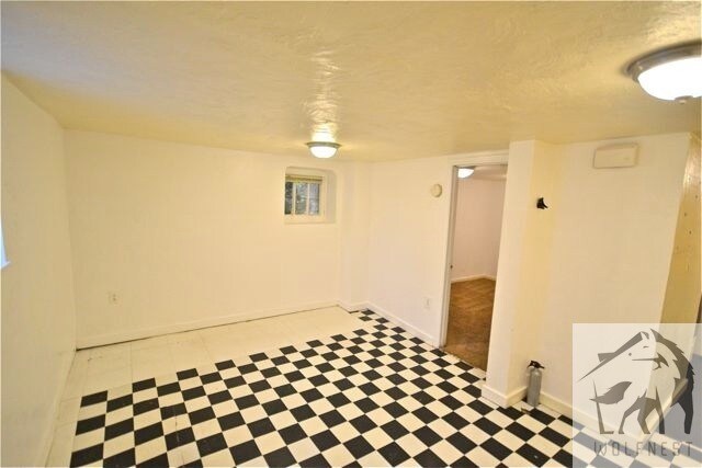 Building Photo - Cozy 1 Bedroom Downtown Basement Unit