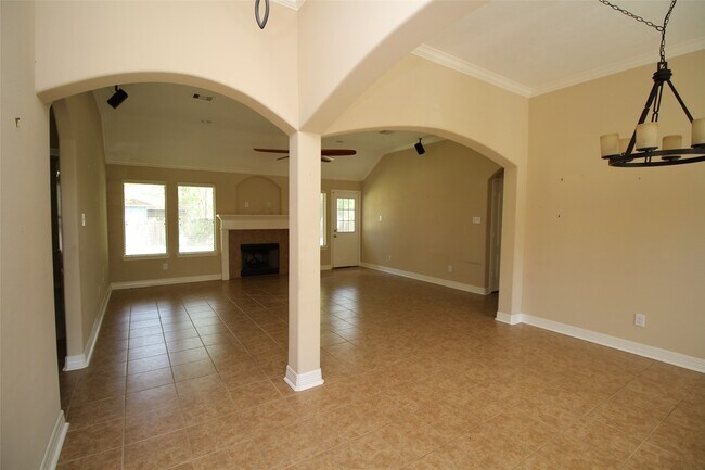 Building Photo - 1504 Glen Oaks Dr