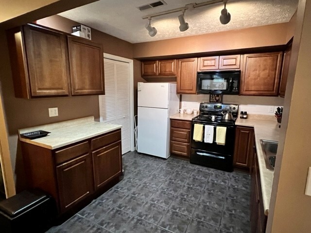 Building Photo - 1448 Cedarwood Dr