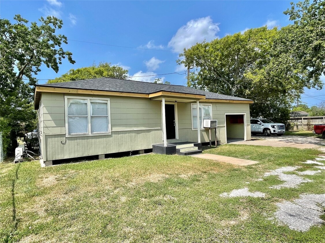 Primary Photo - 611 N Avenue D