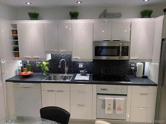 Foto del edificio - 2220 NE 68th St