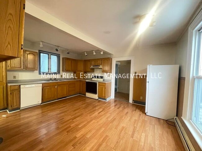 Building Photo - 59 Elm St