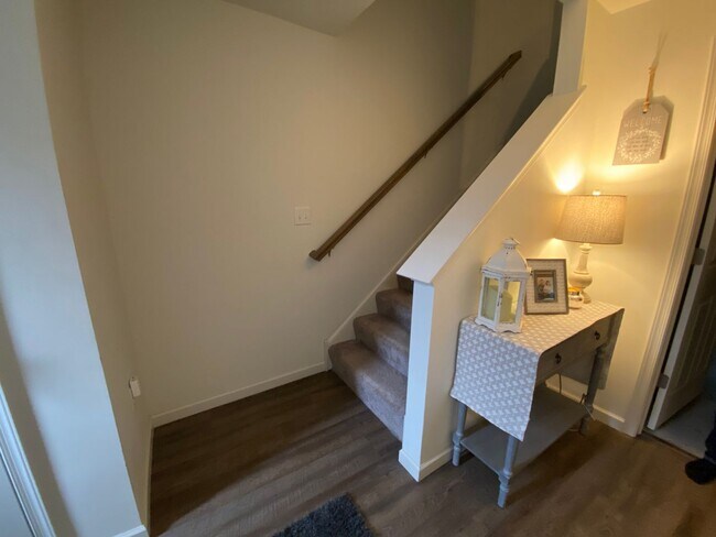 Building Photo - Beautiful 3 Bedroom, 2.5 Bathroom Home in ...