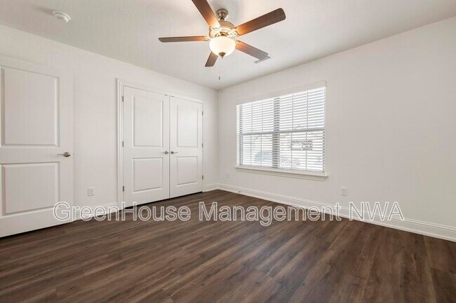 Building Photo - 710 W Jillian St