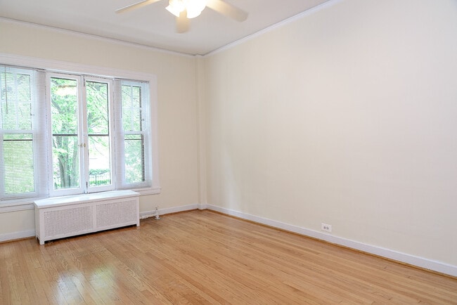 Bedroom - 1020 W Ardmore Ave