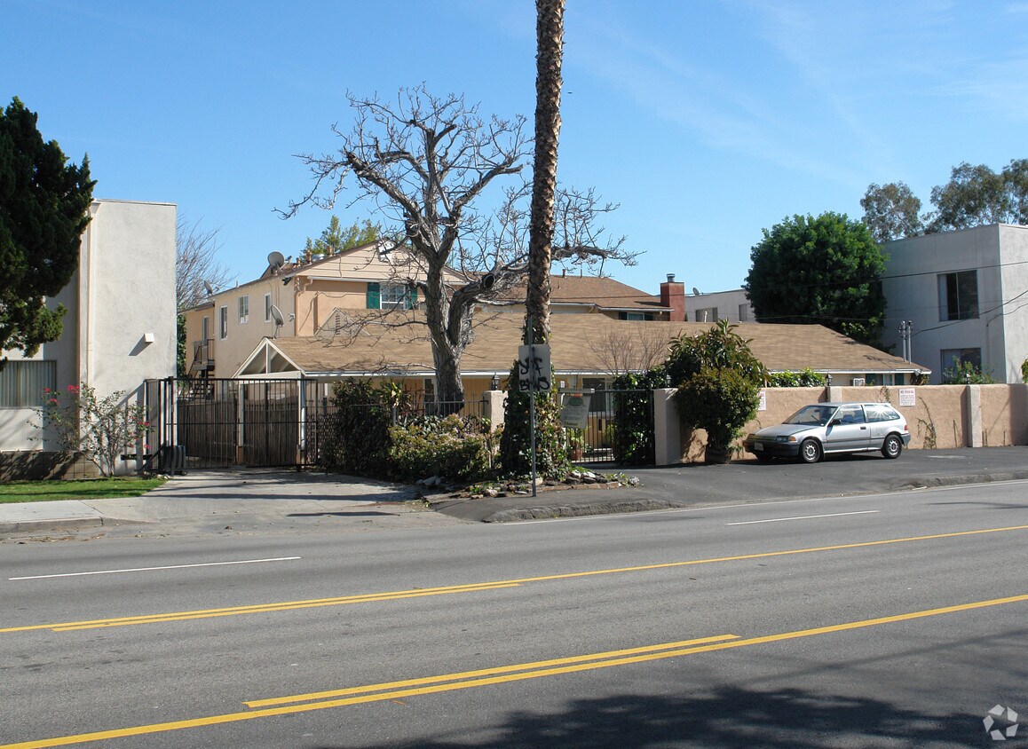 hotel, rodeado de pared. Además de obstruction. No se admiten otras vista. - 4918 Cahuenga Blvd