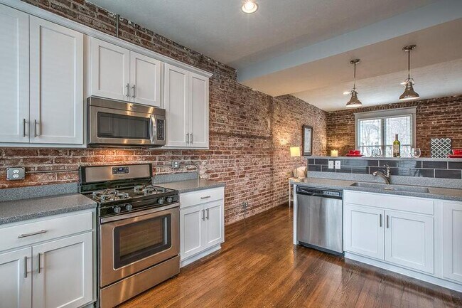 Building Photo - 819 S 33rd St