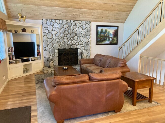 Foto del edificio - Location! Location! Terrific Four bedroom Three Bath Home with Two Car Garage including Lake Rights!