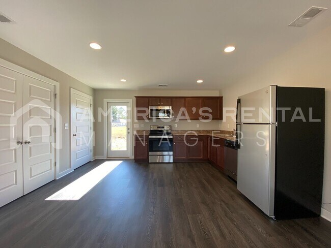 Foto del edificio - Home for Rent in Talladega, AL... Available NOW!!