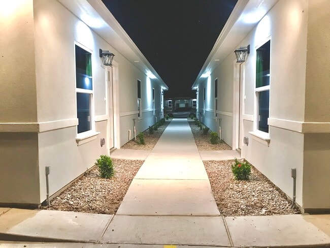 Building Photo - 4904 N Winona Dr