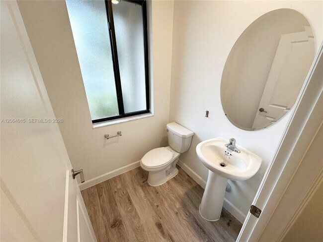 Foto del edificio - 967 NE 211th St