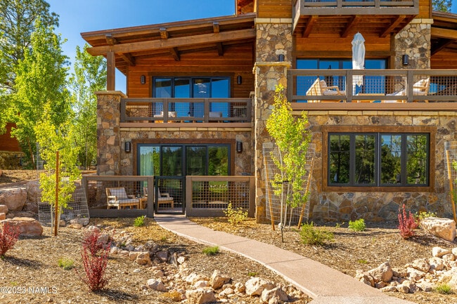 Building Photo - 3000 S Clubhouse Cir
