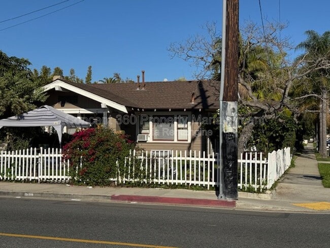 Foto del edificio - 3811 E 10th St