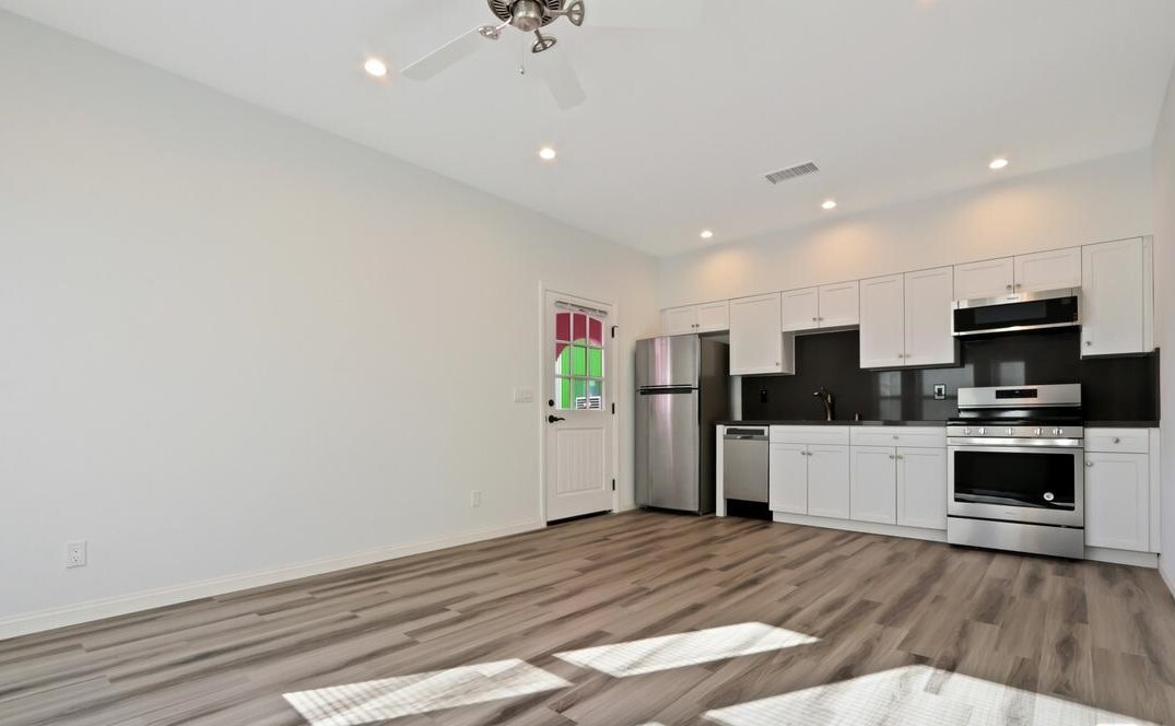 Kitchen - 848 N Sycamore Ave