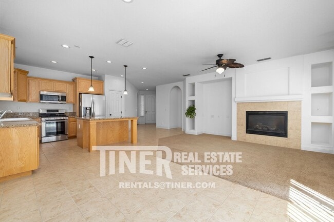 Foto del edificio - Stunning Sunridge 3 Bedroom Home- Avail. A...