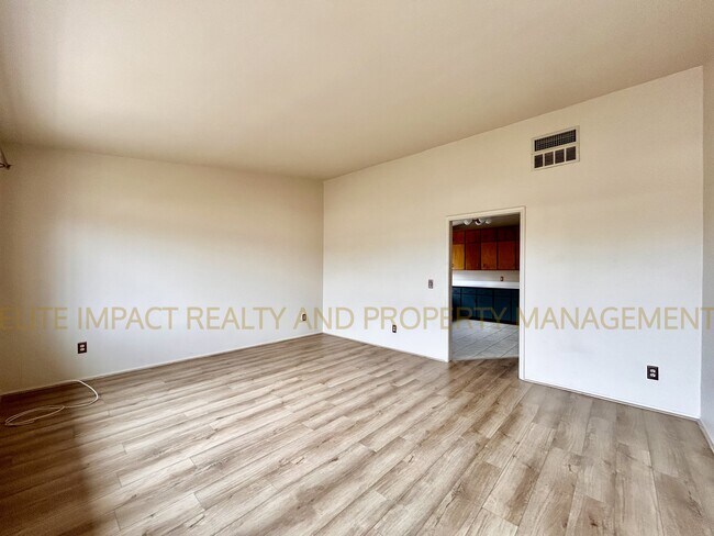 Foto del edificio - 3215 N Cherry Ave