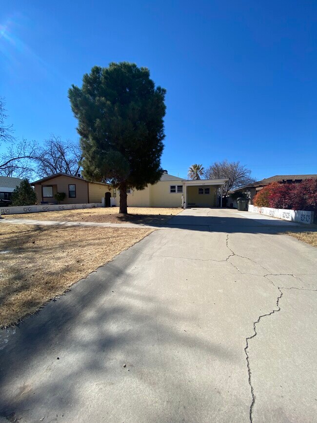 Building Photo - 613 N Mesquite St