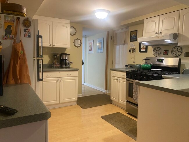 Kitchen - 1624 W Rascher Ave