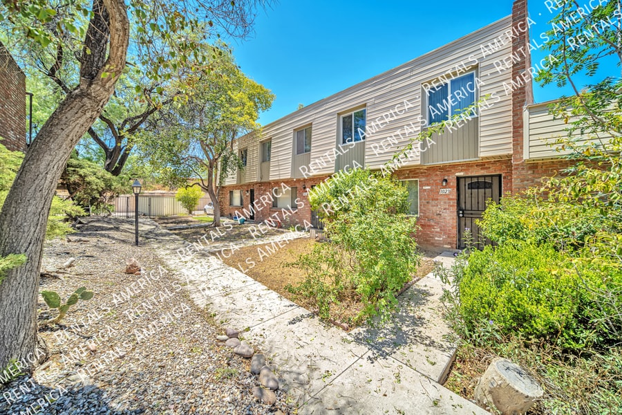 Primary Photo - 1023 N Bedford Dr