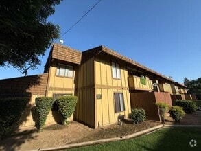 Building Photo - 1221 N Peach Ave