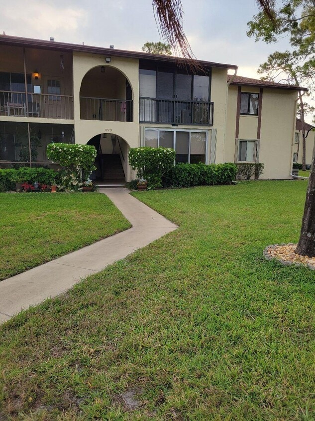Primary Photo - 320 Knotty Pine Cir