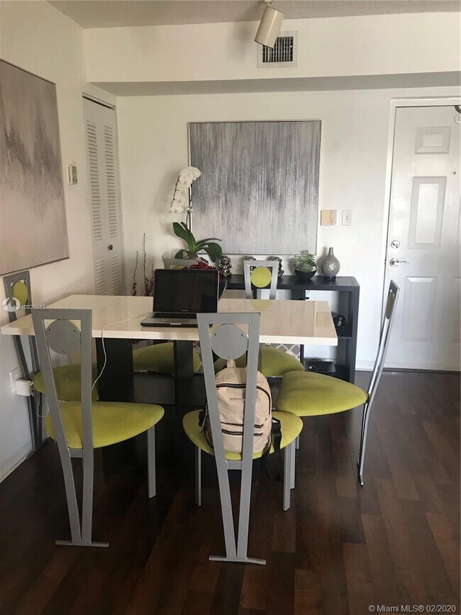 Foto del edificio - 4460 NW 107th Ave