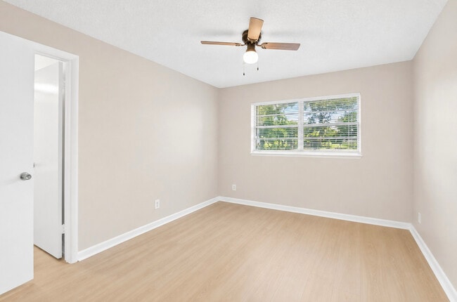 Building Photo - Lakeside Villas
